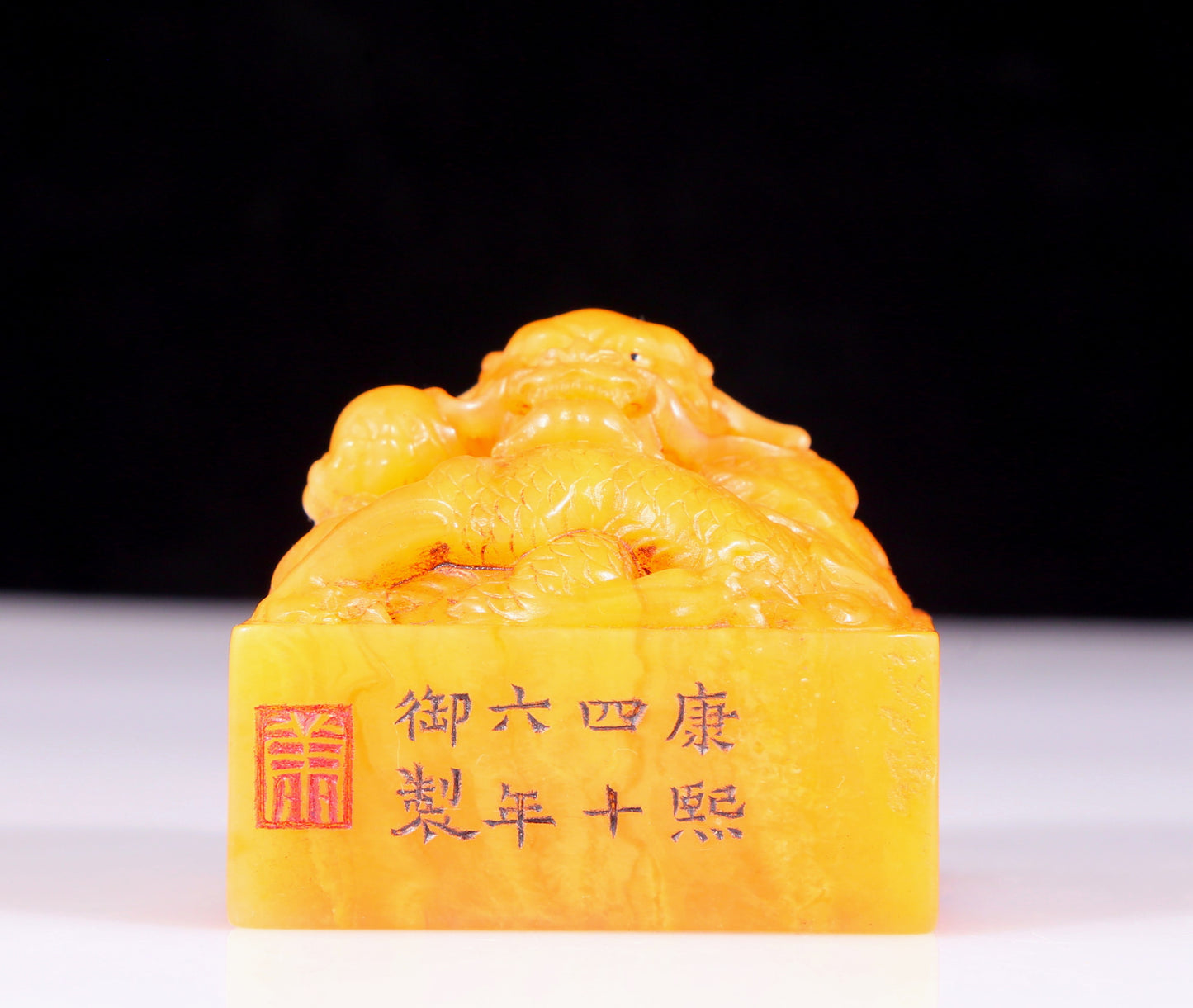 An exquisite Tianhuang stone dragon seal with Shoushan stone painted base