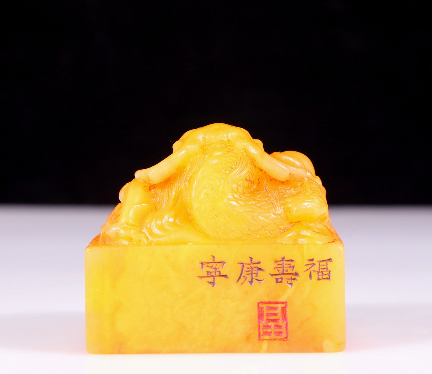 An exquisite Tianhuang stone dragon seal with Shoushan stone painted base