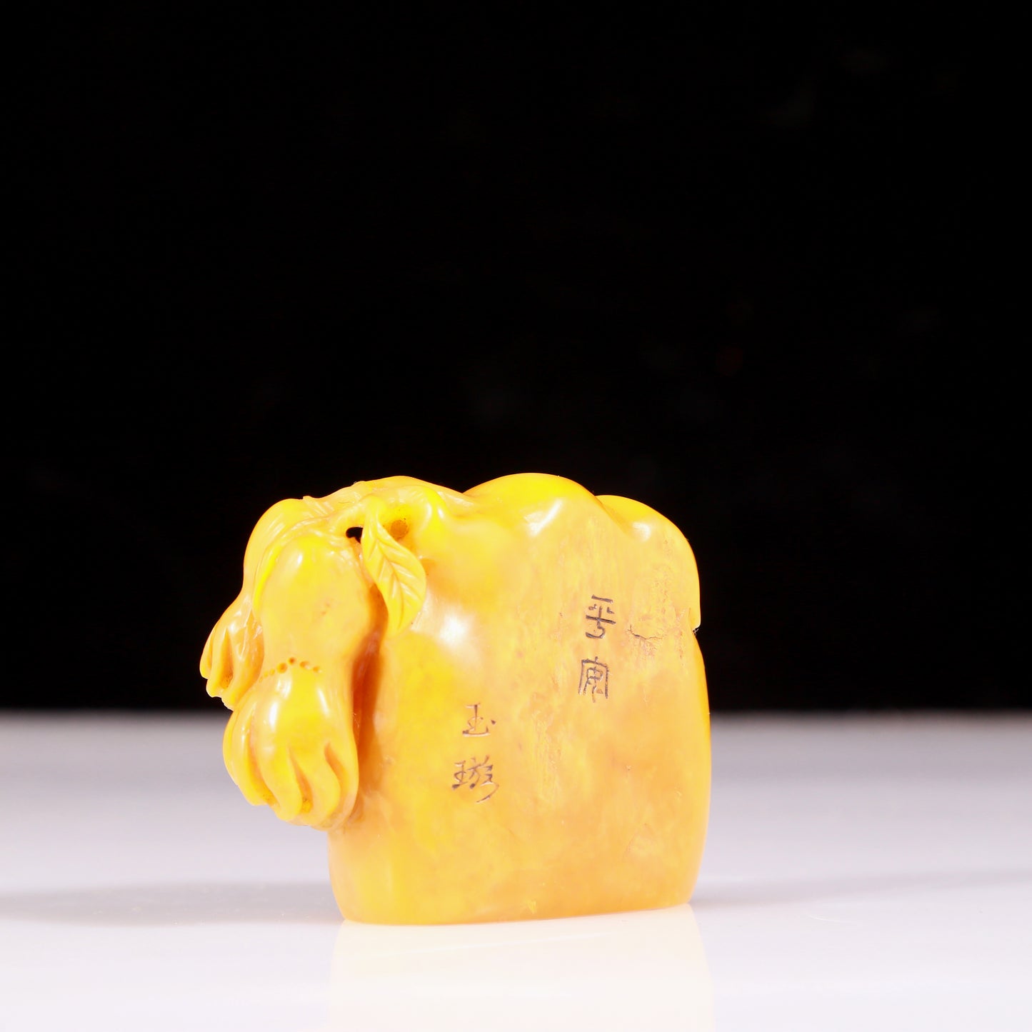 A delicate Tianhuang Stone Bergamot seal