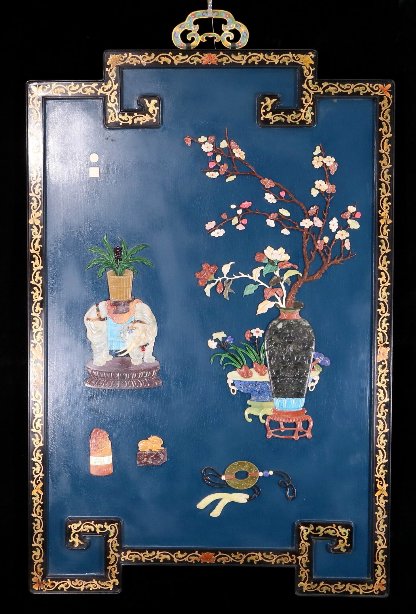 An exquisite gilded lacquered hanging screen with treasure pictures inlaid with precious stones