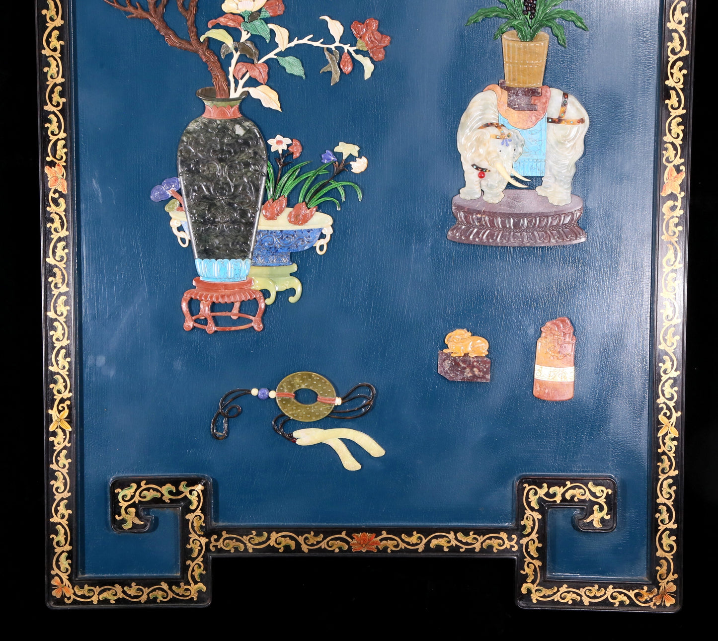 An exquisite gilded lacquered hanging screen with treasure pictures inlaid with precious stones