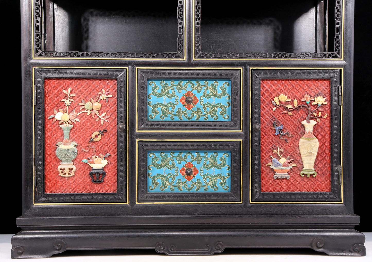 A pair of exquisite zitanwood cabinets with gold-filled lacquer and inlaid gemstones, treasures, patterns, and floral patterns.