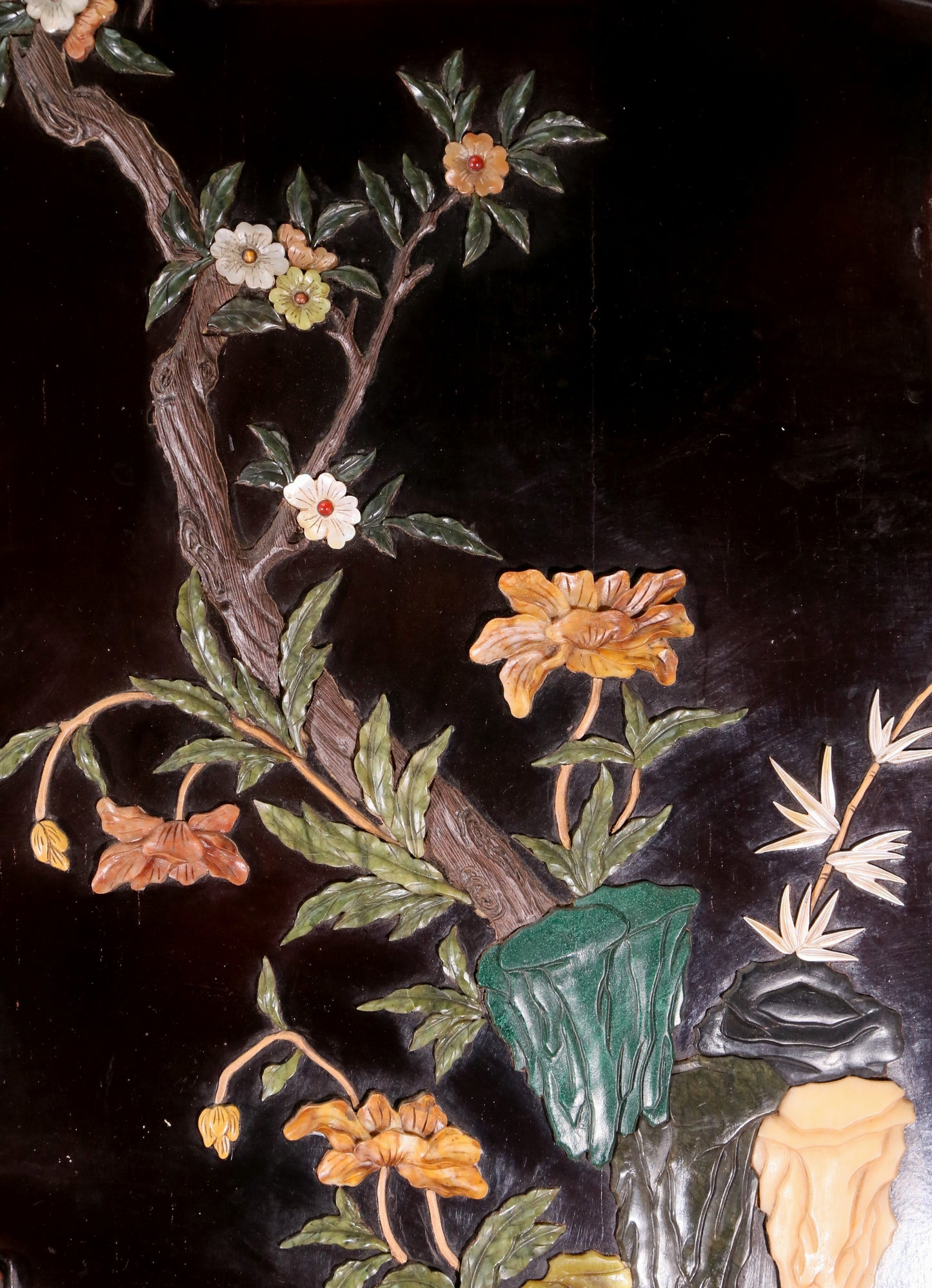 An exquisite lacquered huanghuali wood hanging screen with flower and bird patterns inlaid with gemstones