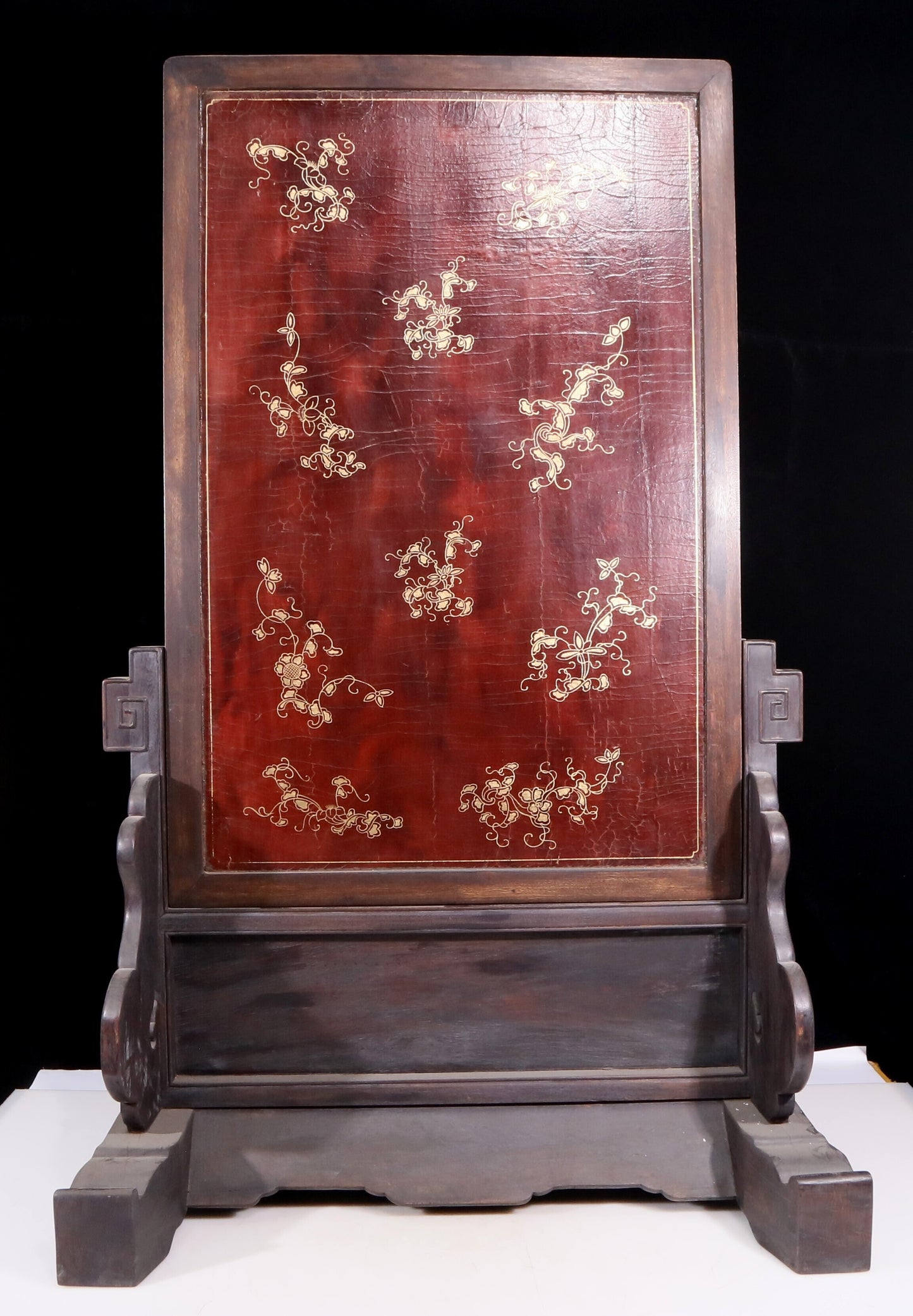 An exquisite zitanwood lacquered gold-embedded vase pattern table screen