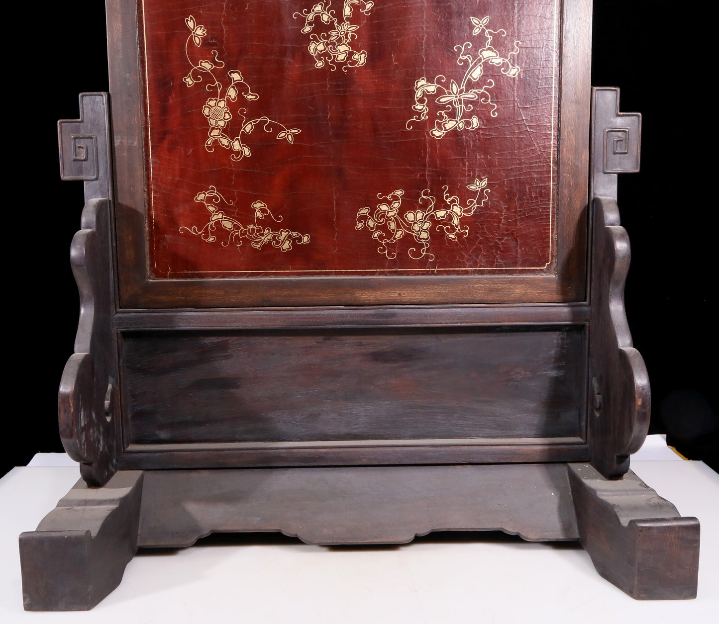 An exquisite zitanwood lacquered gold-embedded vase pattern table screen