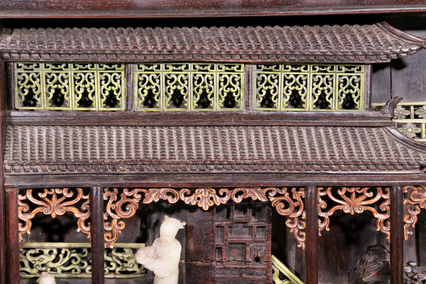 An exquisite zitanwood table screen filled with lacquer, painted with gold and inlaid with white jade with landscape and figure patterns.