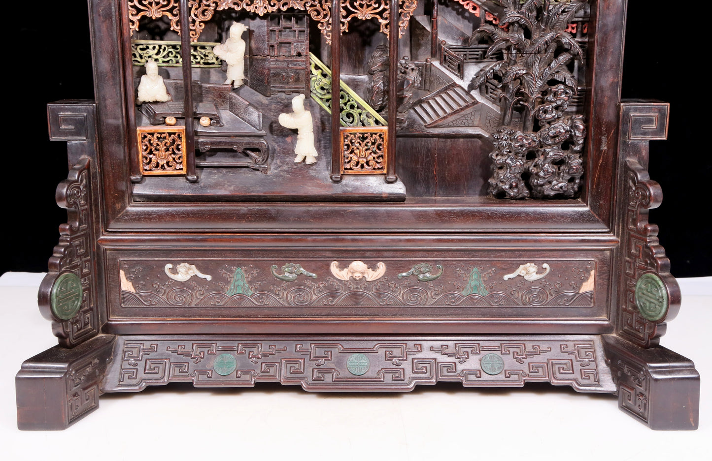 An exquisite zitanwood table screen filled with lacquer, painted with gold and inlaid with white jade with landscape and figure patterns.