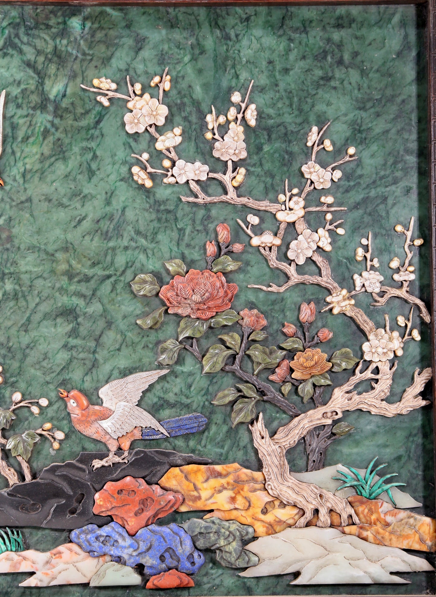 An exquisite zitanwood inlaid with jasper, gold and gemstone flower and bird pattern table screen