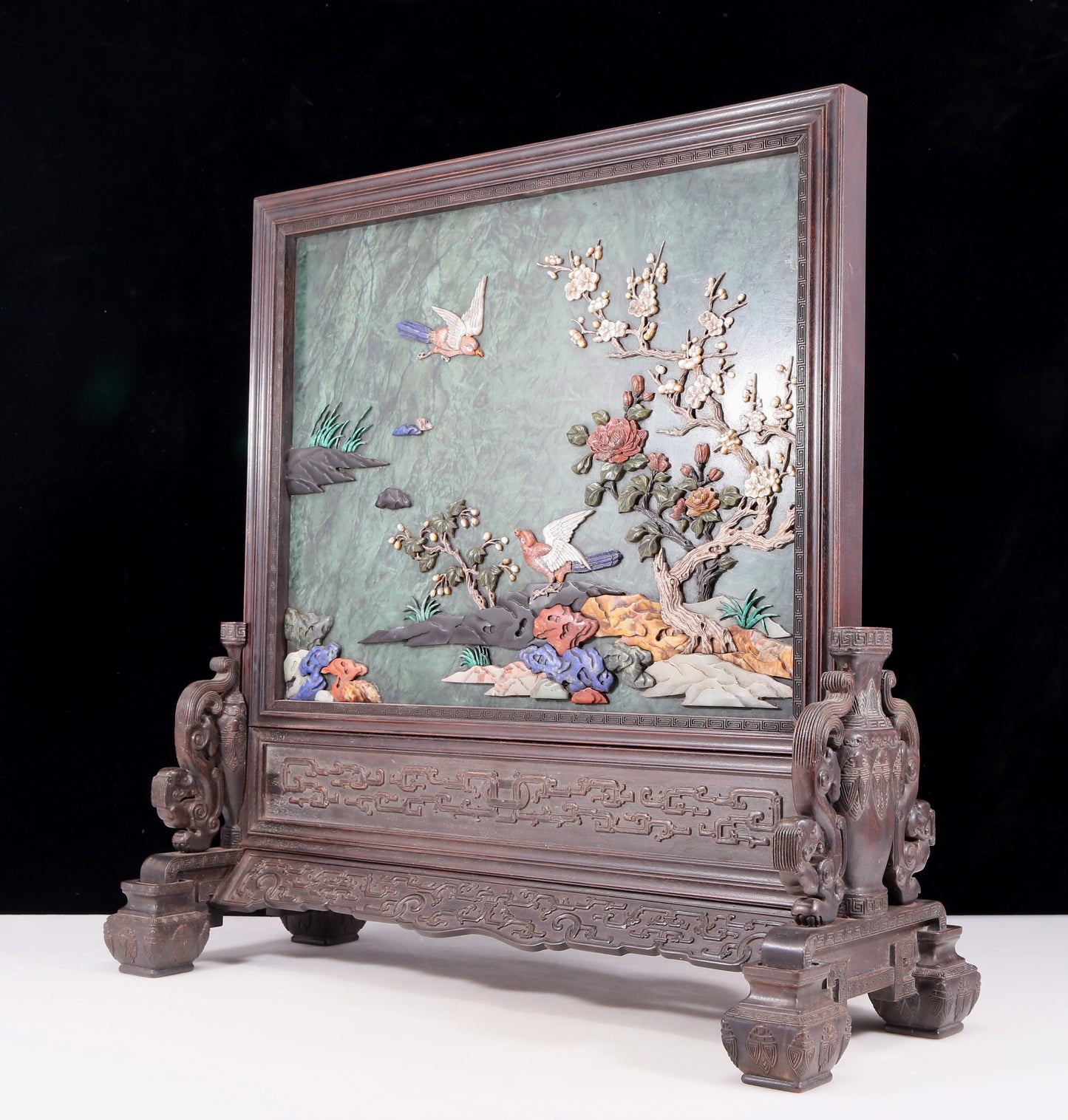 An exquisite zitanwood inlaid with jasper, gold and gemstone flower and bird pattern table screen