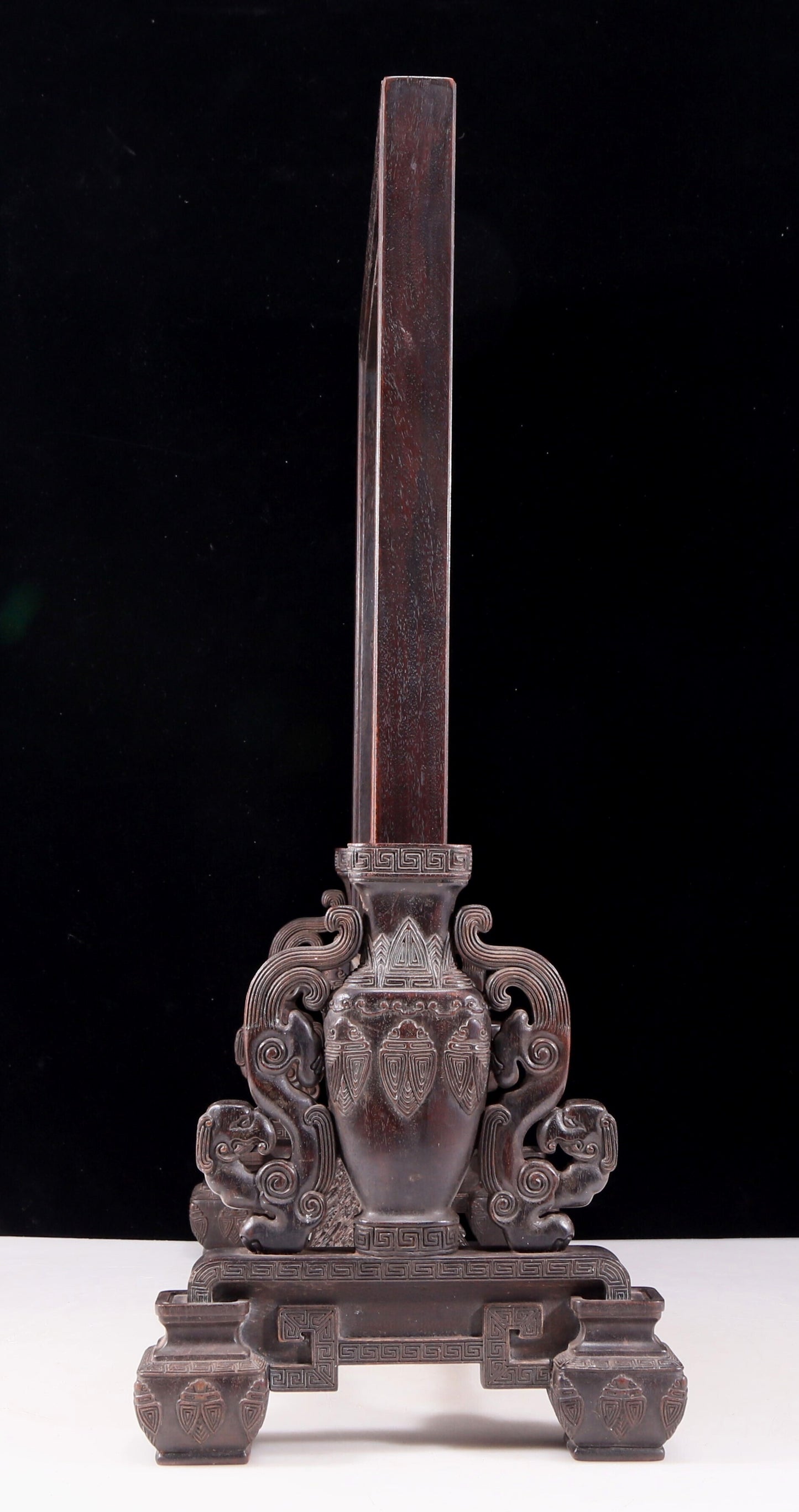 An exquisite zitanwood inlaid with jasper, gold and gemstone flower and bird pattern table screen