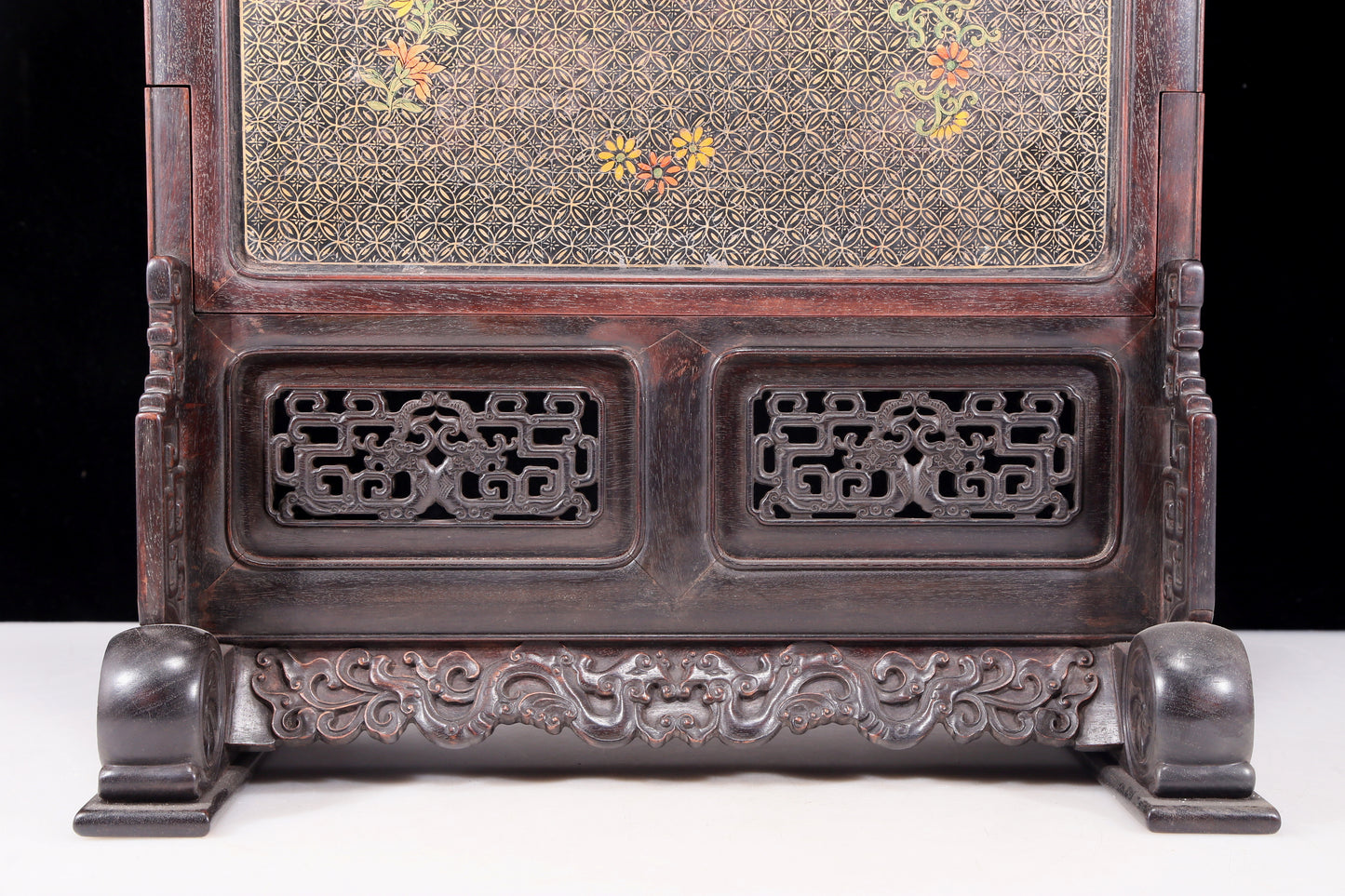 An exquisite zitanwood lacquered, gold-embedded, flower-and-bird pattern table screen