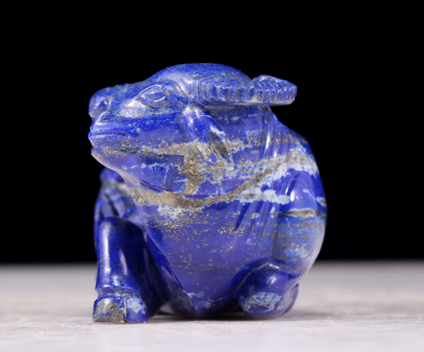 An exquisite lapis lazuli cow ornaments