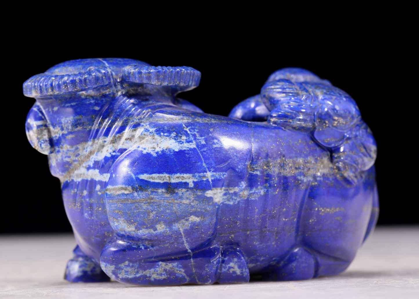 An exquisite lapis lazuli cow ornaments