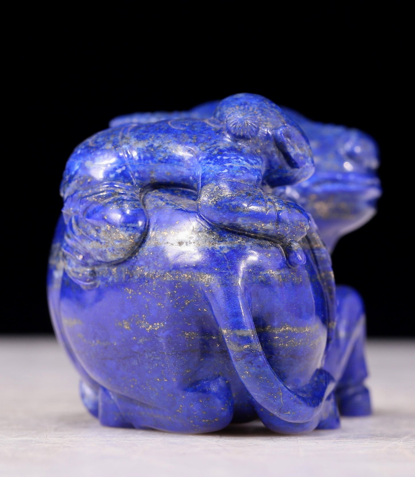 An exquisite lapis lazuli cow ornaments