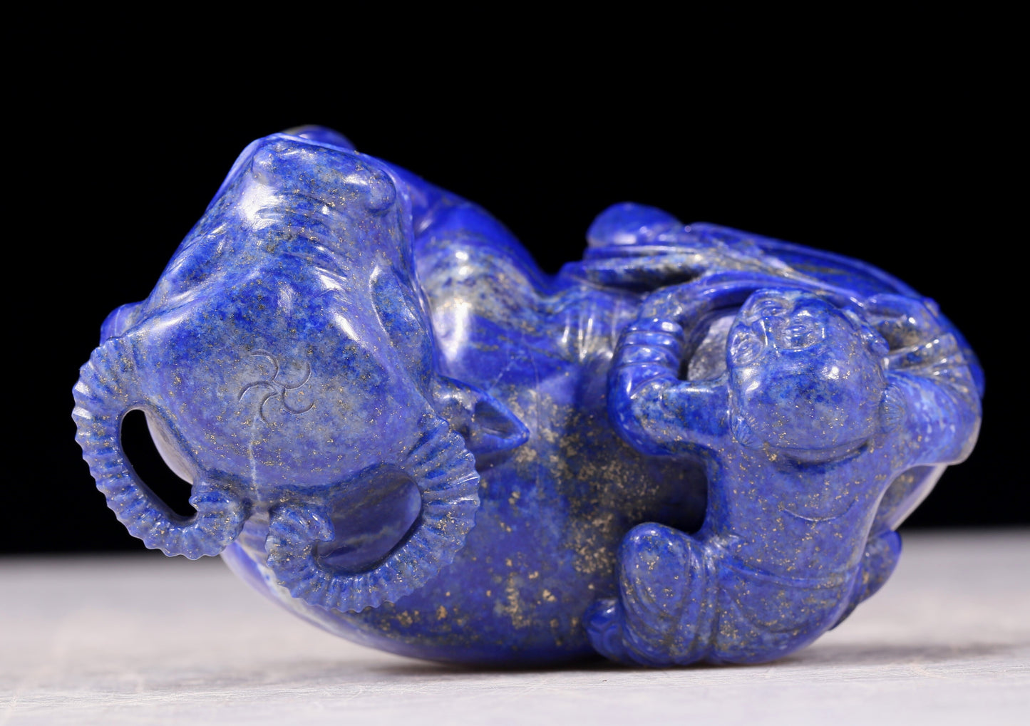 An exquisite lapis lazuli cow ornaments