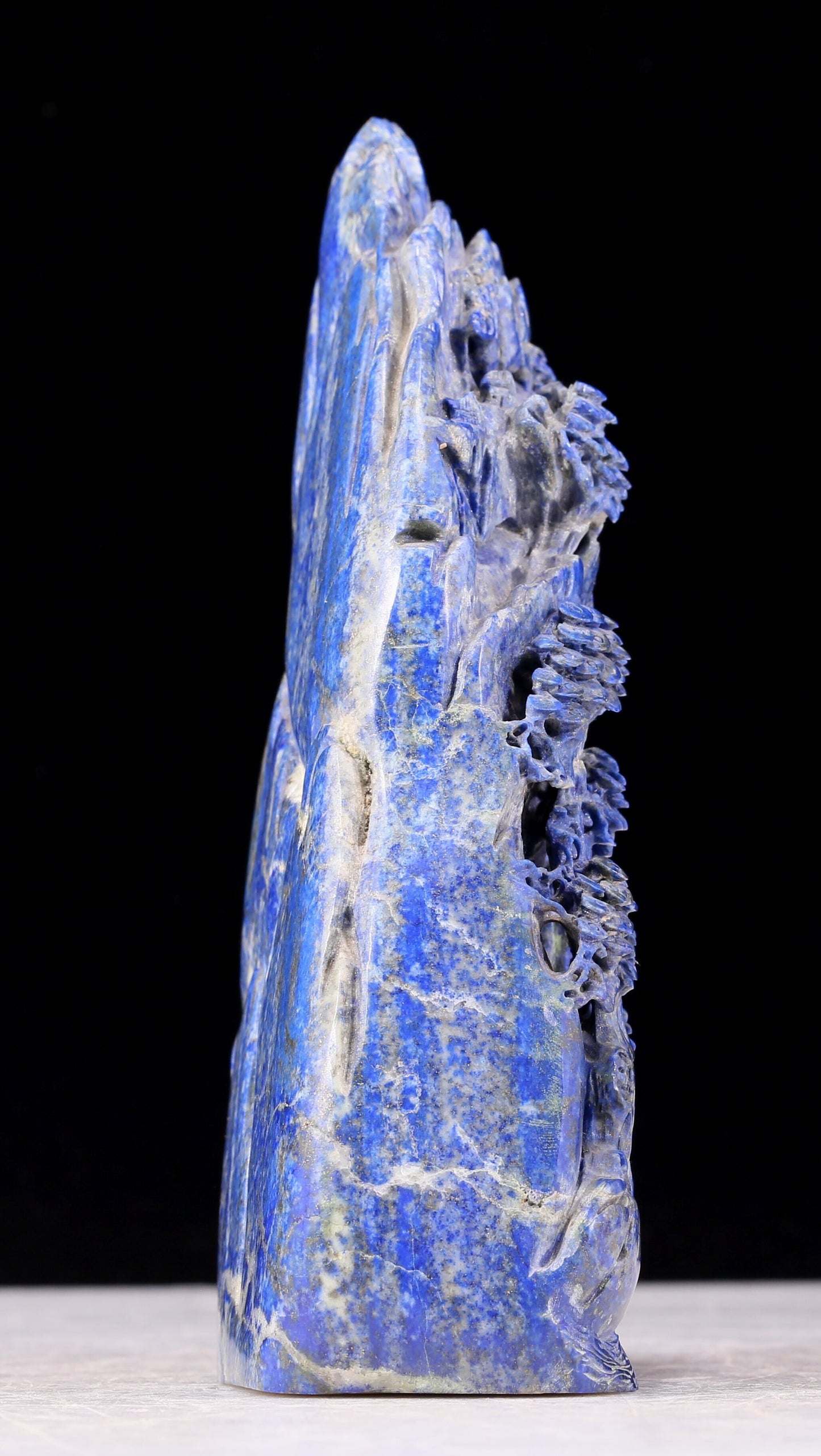 An exquisite lapis lazuli landscape figure ornament