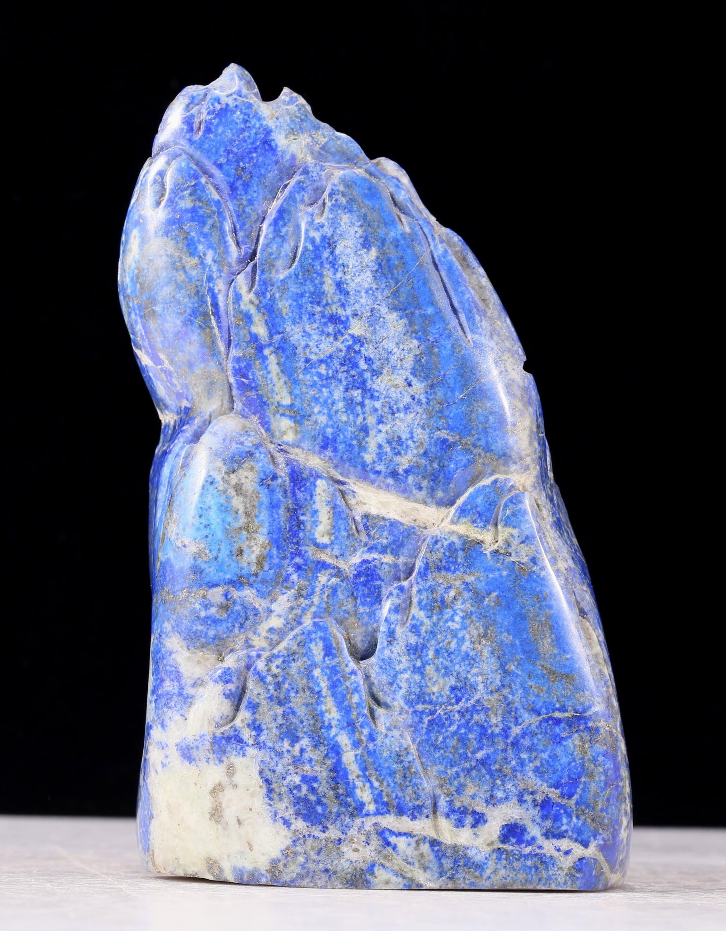 An exquisite lapis lazuli landscape figure ornament