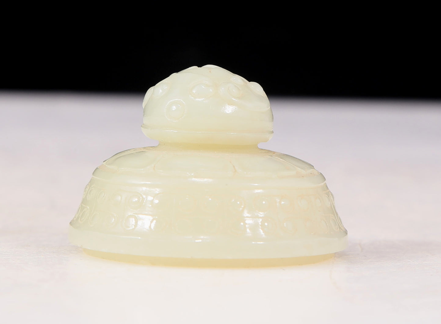 An exquisite white jade tripod censer with dragon pattern and lid