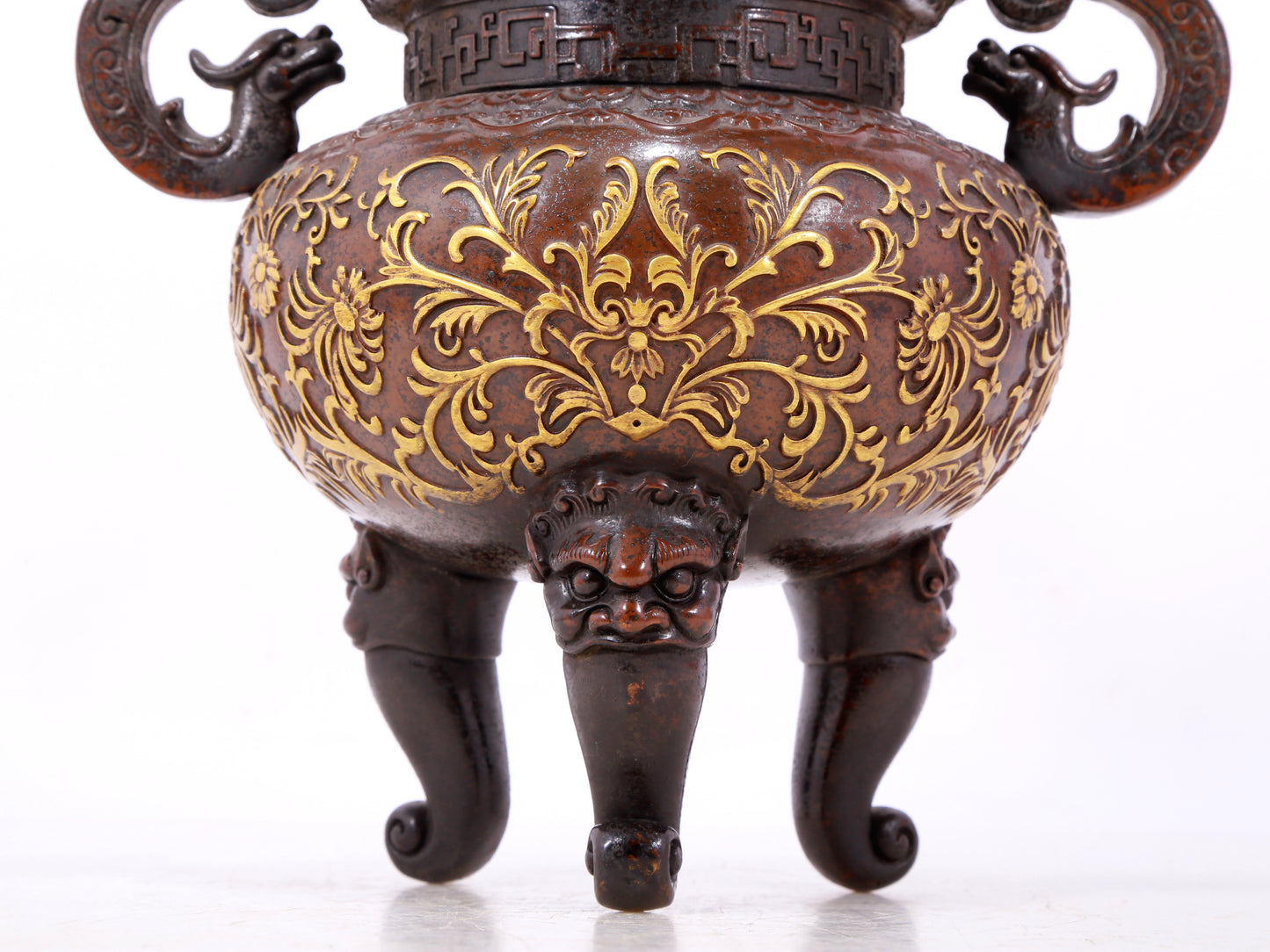 An exquisite gilt bronze censer with lotus and dragon pattern, double ears and three legs with lid