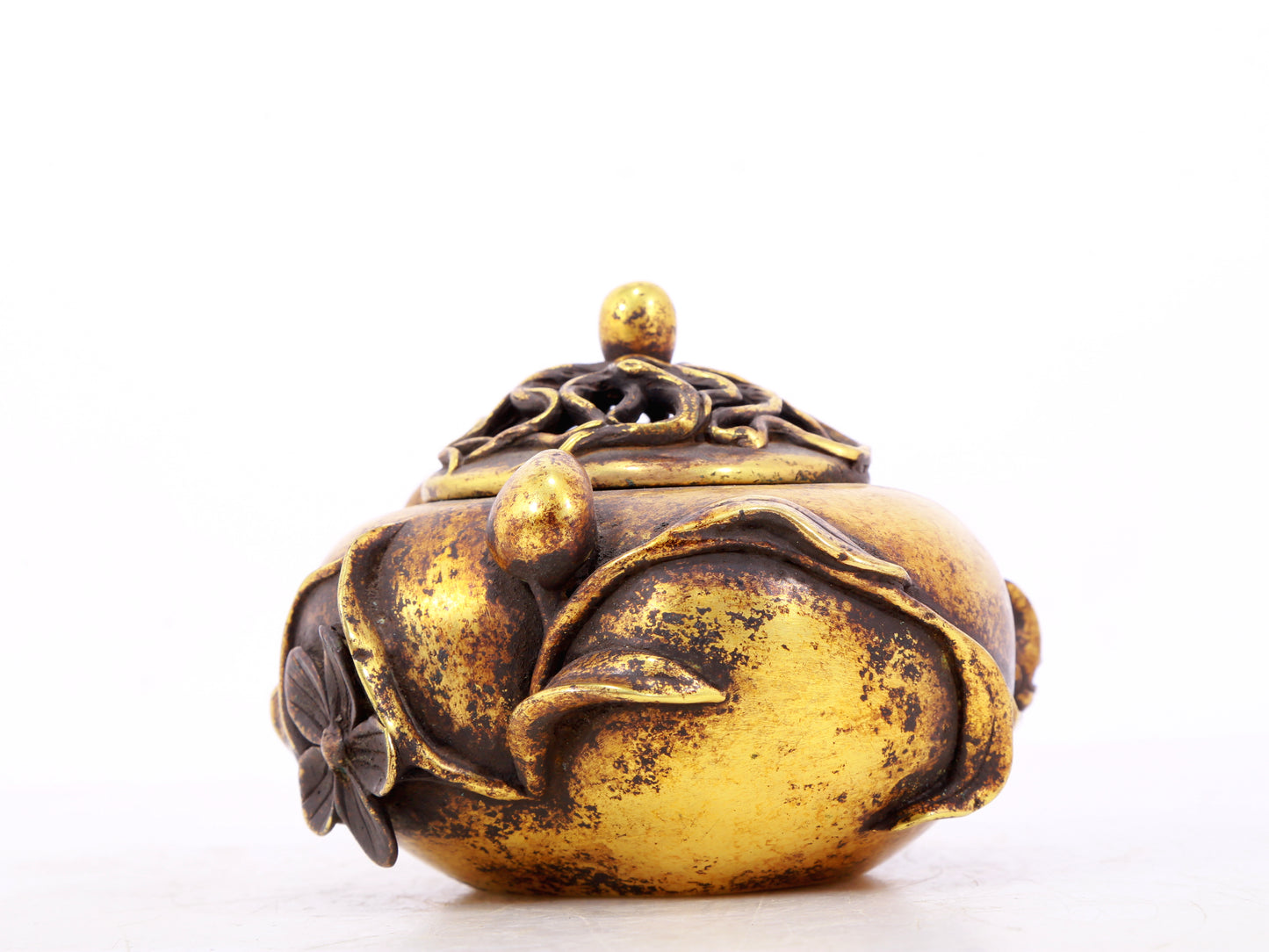 An exquisite gilt bronze censer with floral pattern and lid