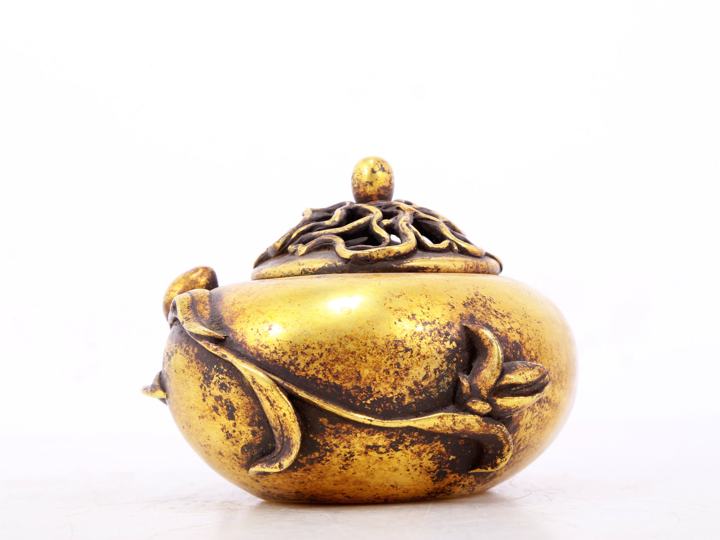 An exquisite gilt bronze censer with floral pattern and lid