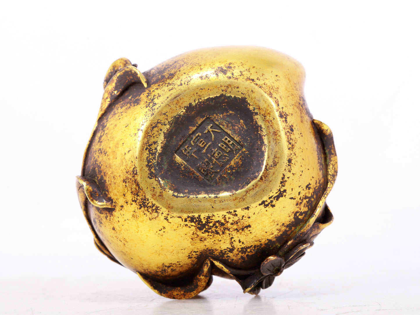 An exquisite gilt bronze censer with floral pattern and lid