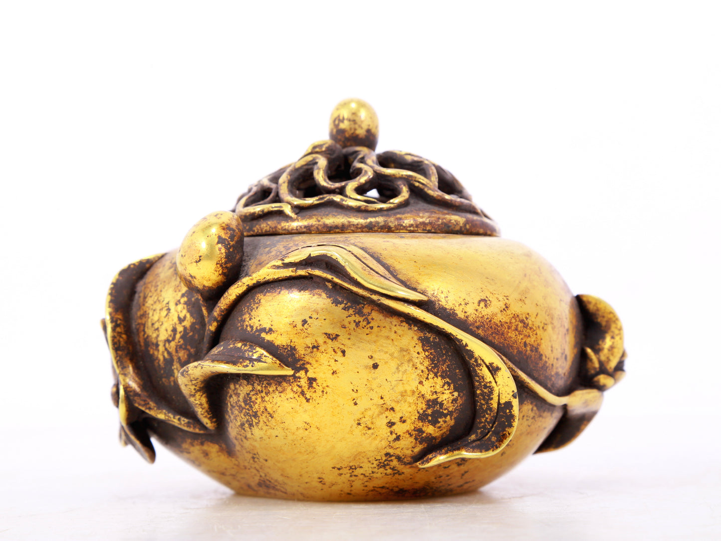 An exquisite gilt bronze censer with floral pattern and lid