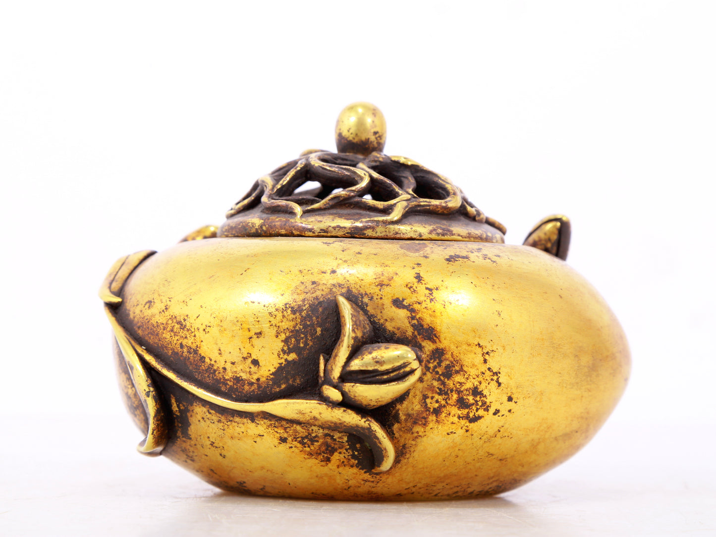 An exquisite gilt bronze censer with floral pattern and lid