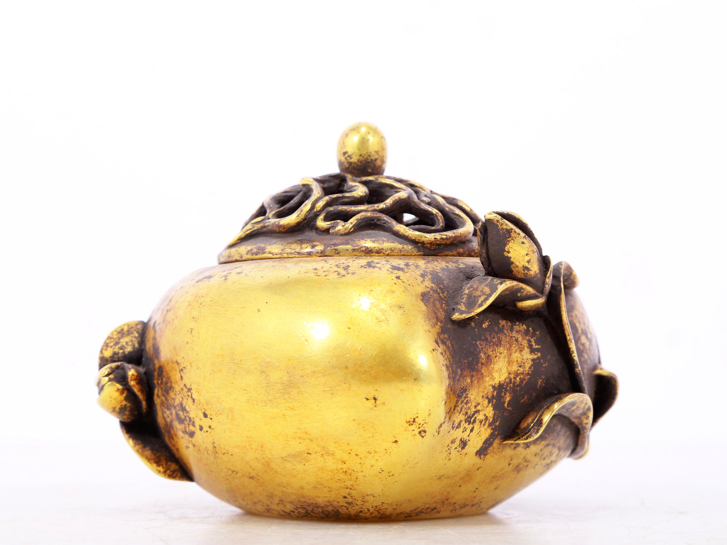 An exquisite gilt bronze censer with floral pattern and lid