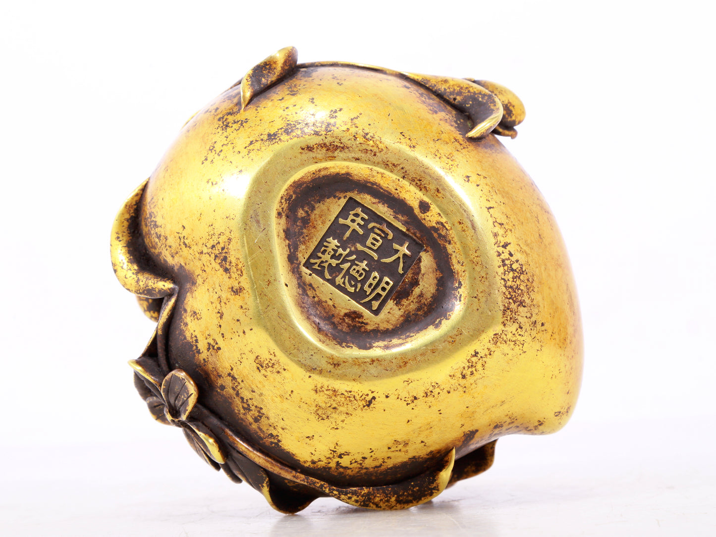 An exquisite gilt bronze censer with floral pattern and lid