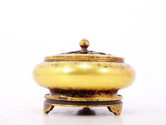 An exquisite gilt bronze censer with floral pattern and lid