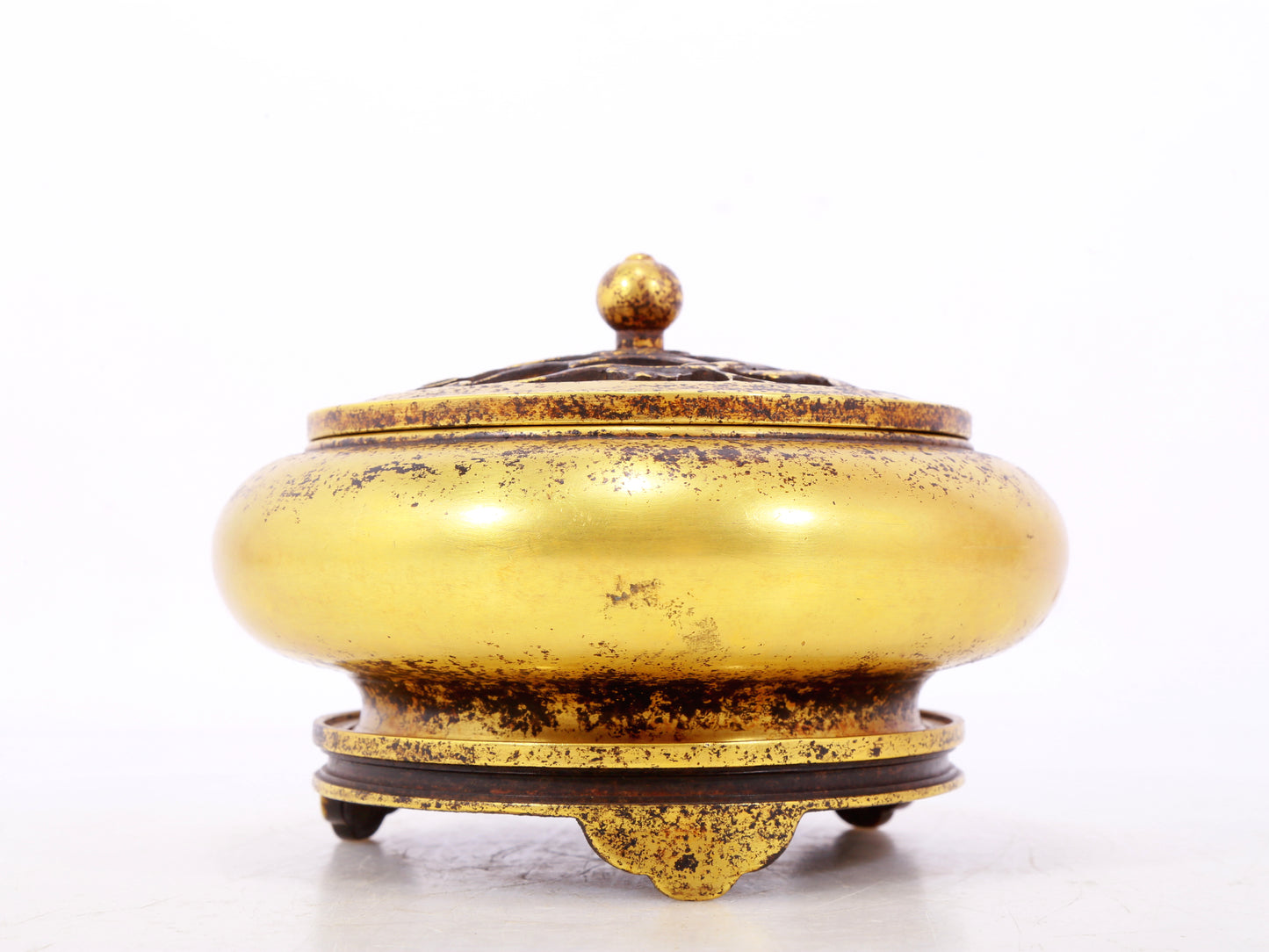 An exquisite gilt bronze censer with floral pattern and lid