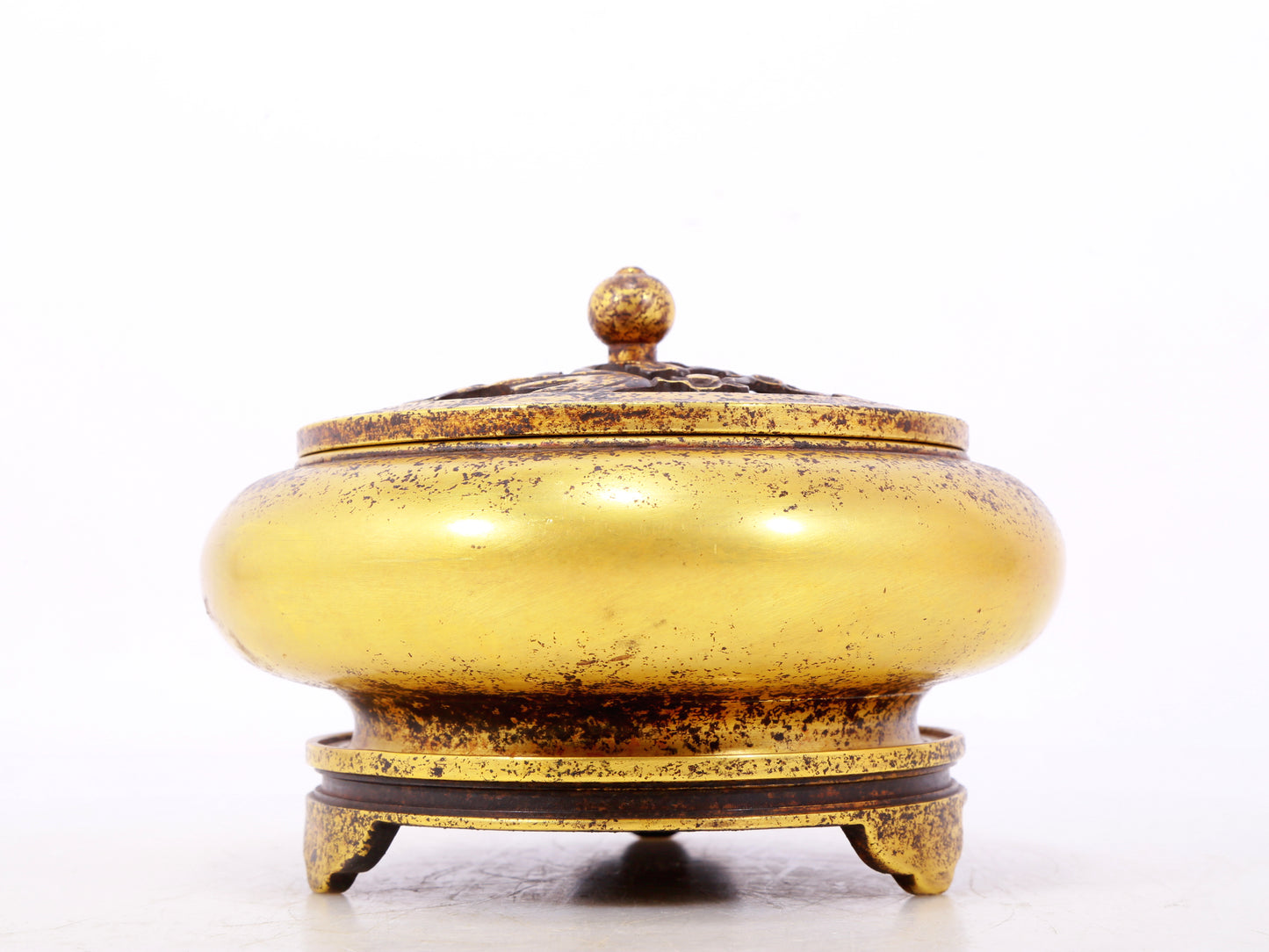 An exquisite gilt bronze censer with floral pattern and lid