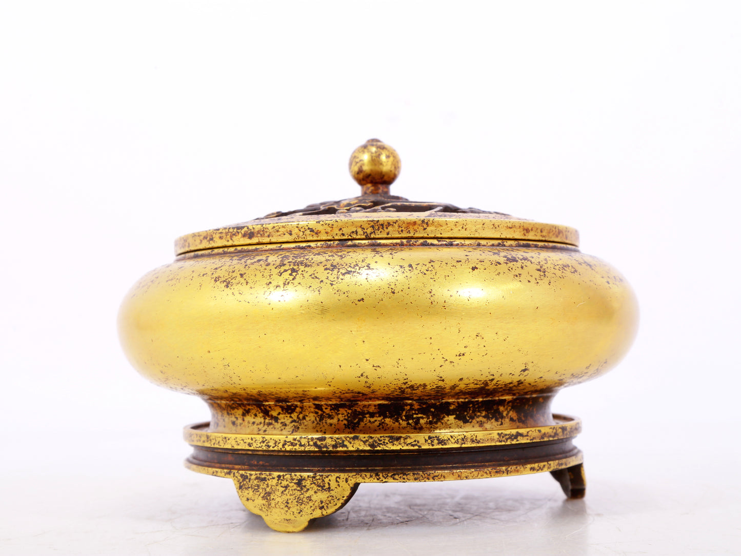 An exquisite gilt bronze censer with floral pattern and lid