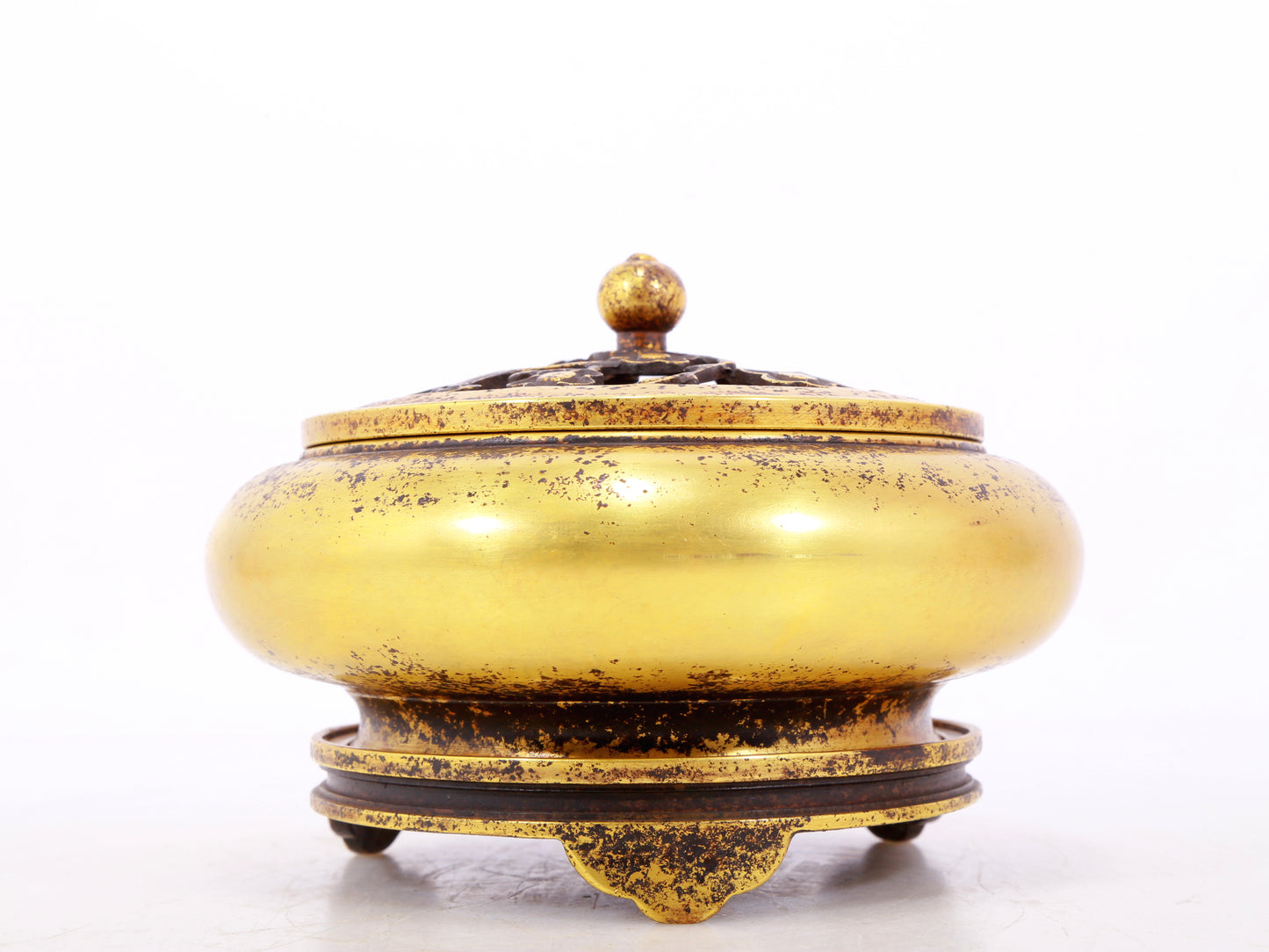 An exquisite gilt bronze censer with floral pattern and lid