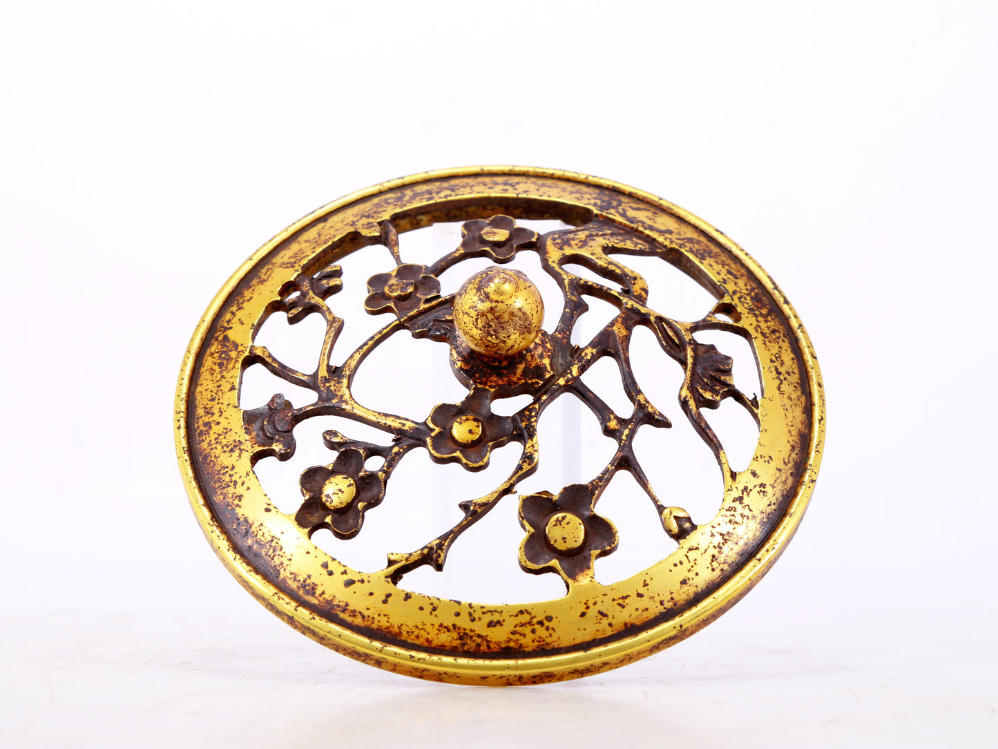 An exquisite gilt bronze censer with floral pattern and lid