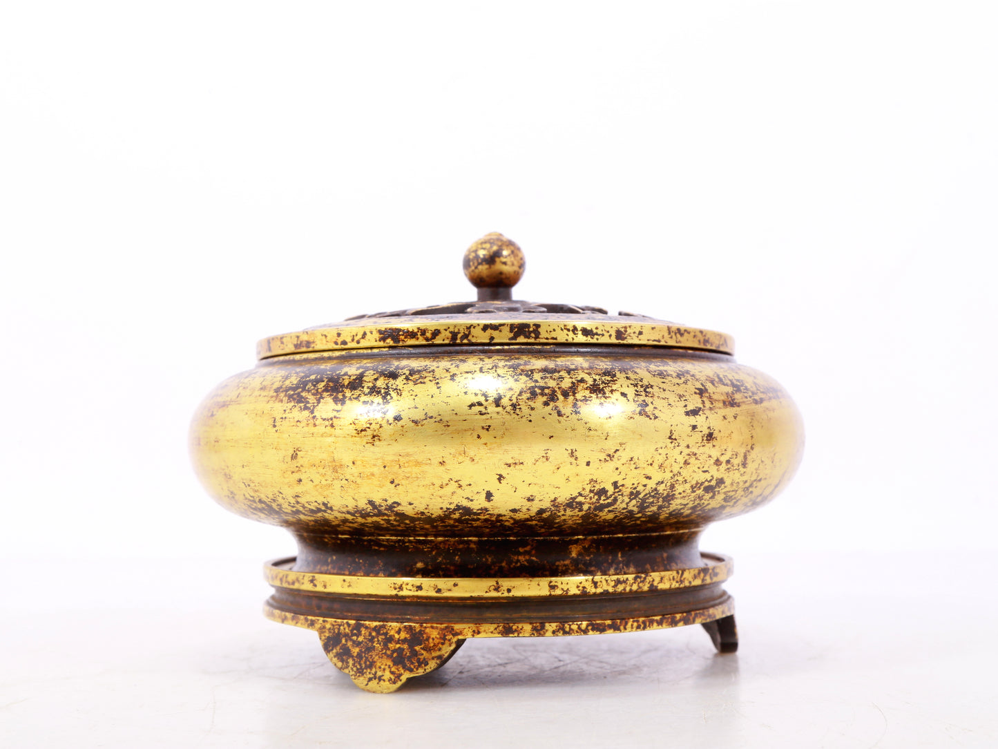 An exquisite gilt bronze censer with floral pattern and lid