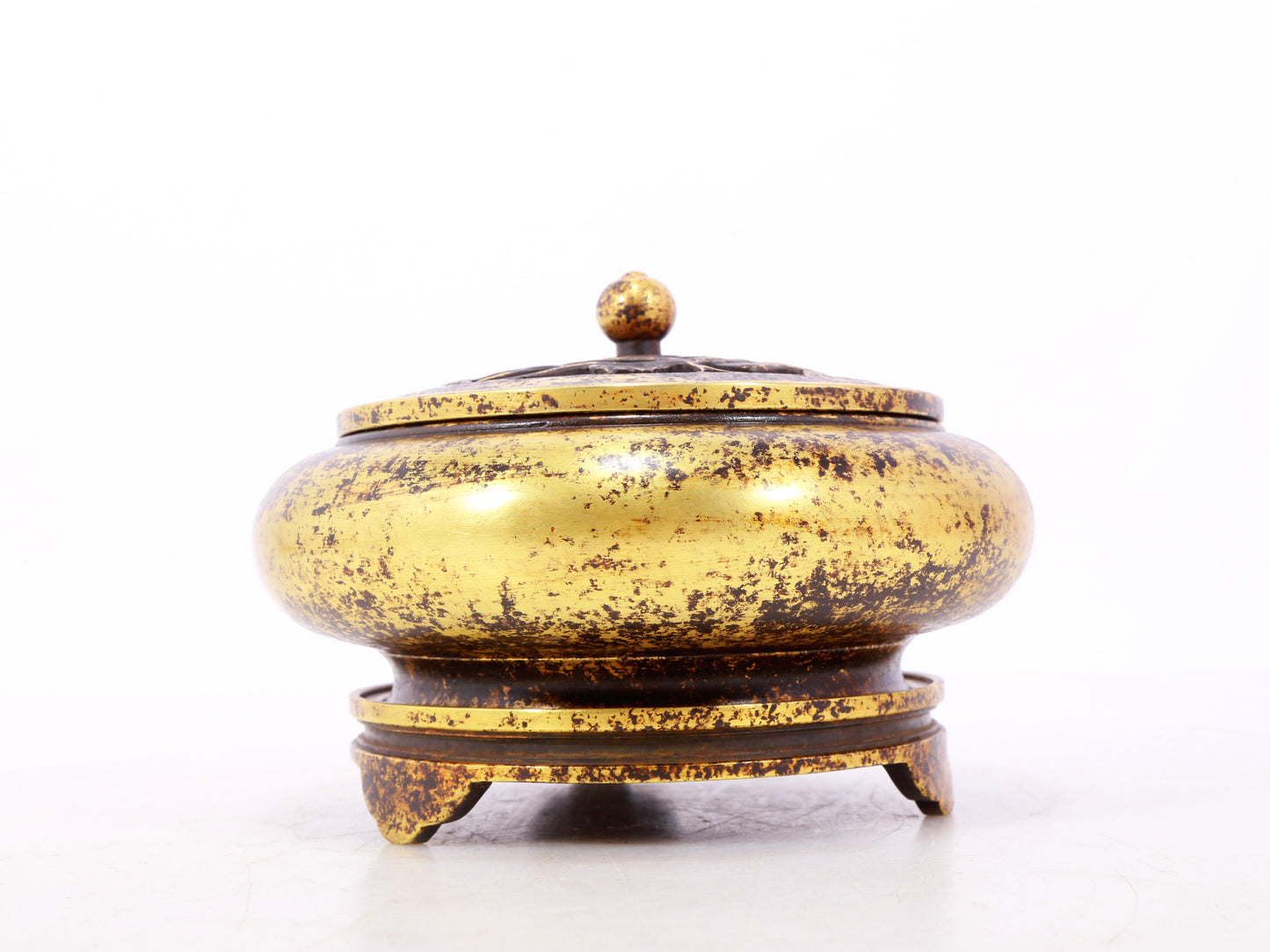 An exquisite gilt bronze censer with floral pattern and lid