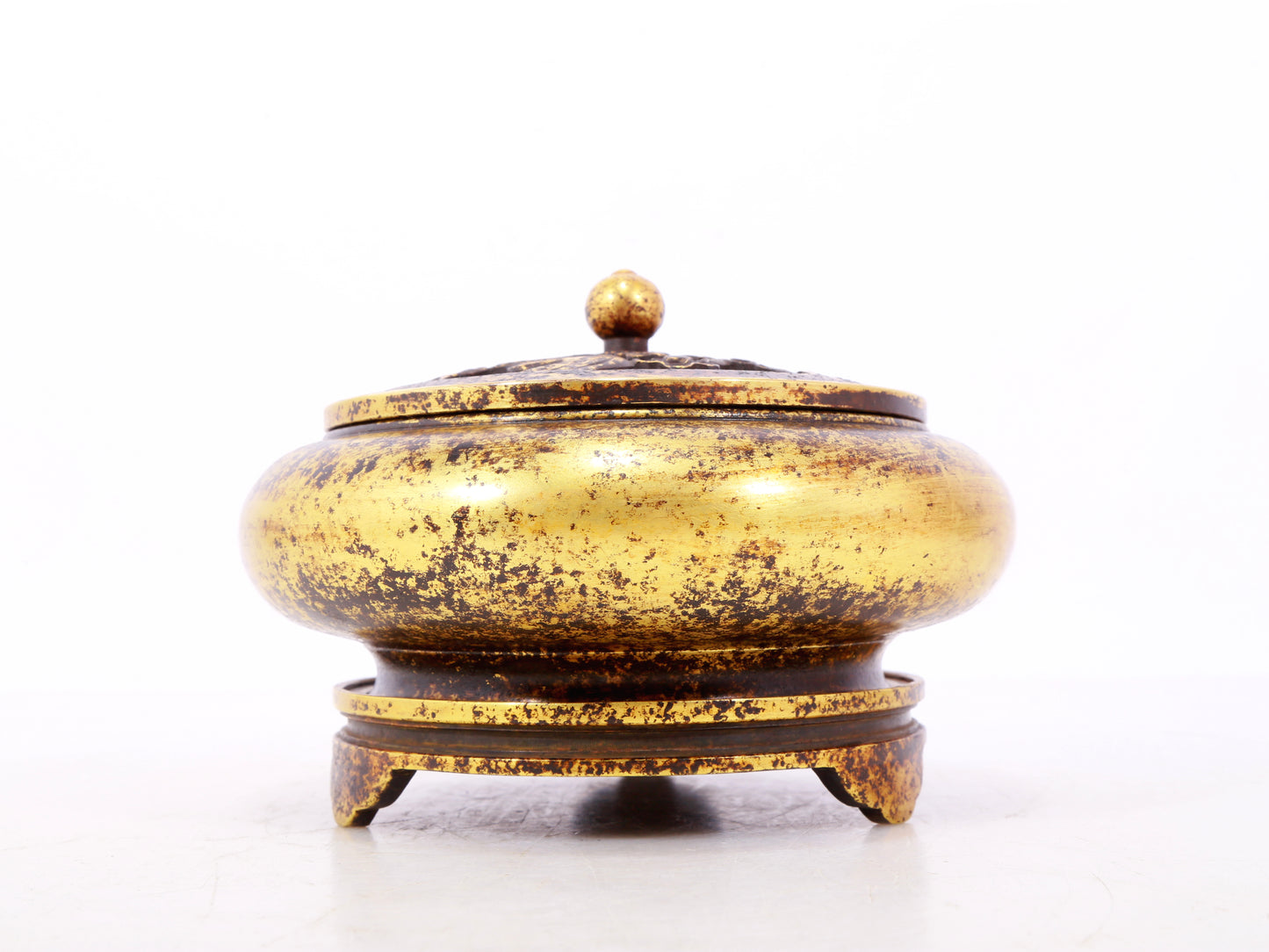 An exquisite gilt bronze censer with floral pattern and lid