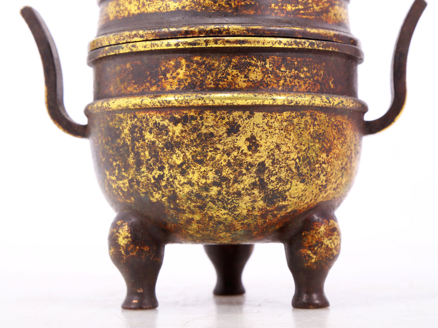 An exquisite gilt bronze dragon-patterned double-eared and tripod censer with lid