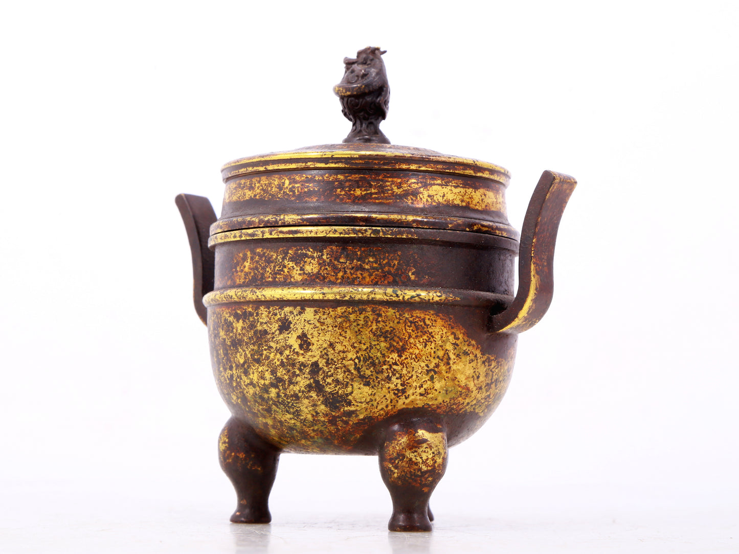 An exquisite gilt bronze dragon-patterned double-eared and tripod censer with lid