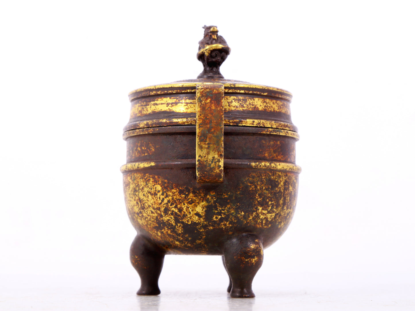 An exquisite gilt bronze dragon-patterned double-eared and tripod censer with lid