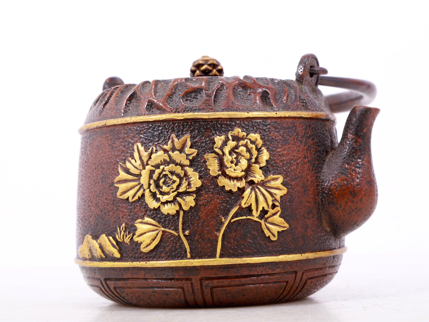 An exquisite gilt bronze teapot with floral patterns