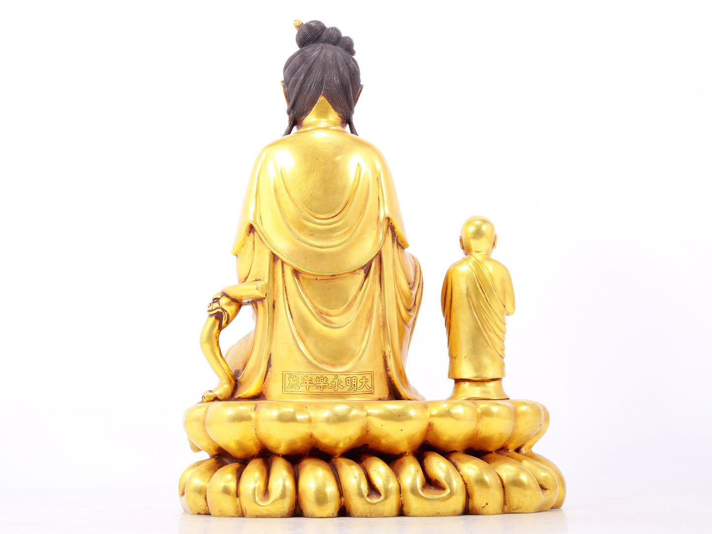 A majestic gilt bronze statue of Guanyin