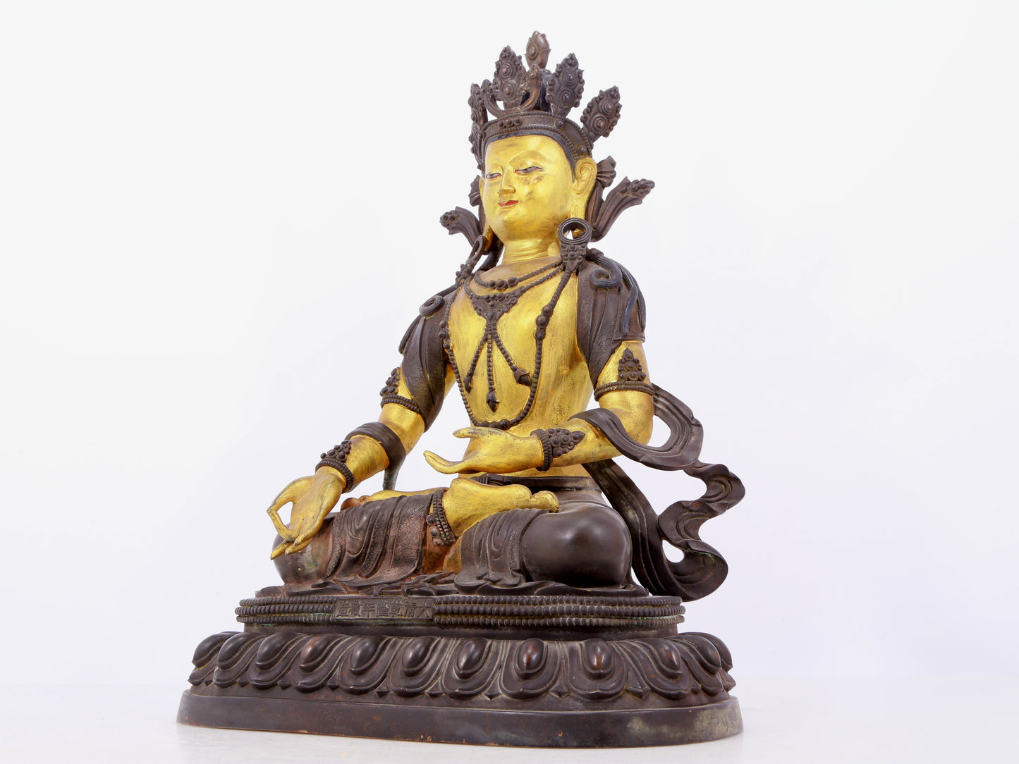 A solemn gilt bronze statue of Bodhisattva