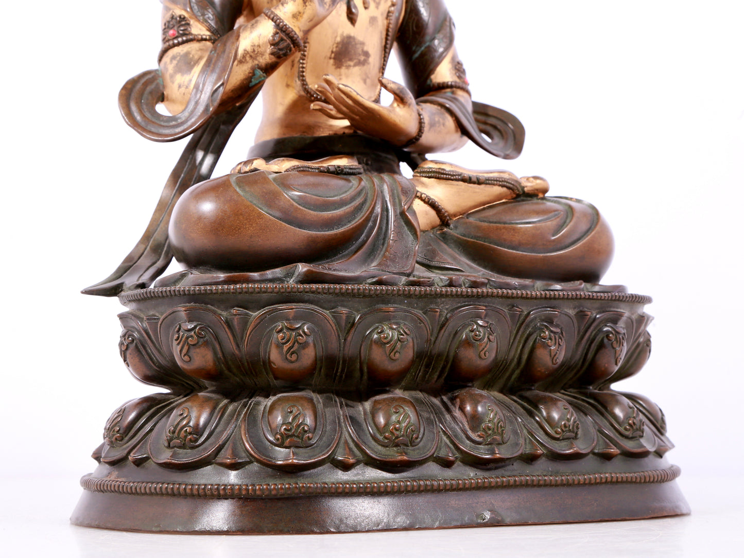 A solemn gilt bronze statue of Bodhisattva