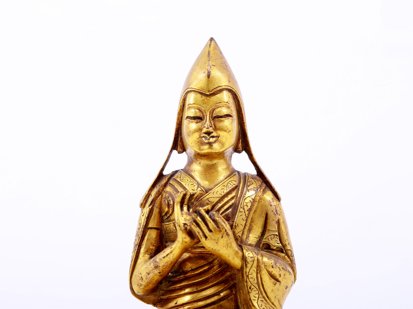 A serene gilt bronze statue of Tsongkhapa