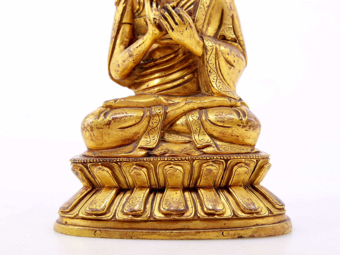 A serene gilt bronze statue of Tsongkhapa