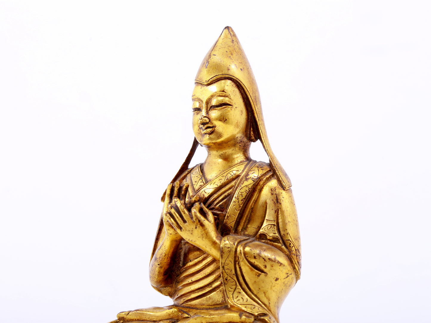 A serene gilt bronze statue of Tsongkhapa