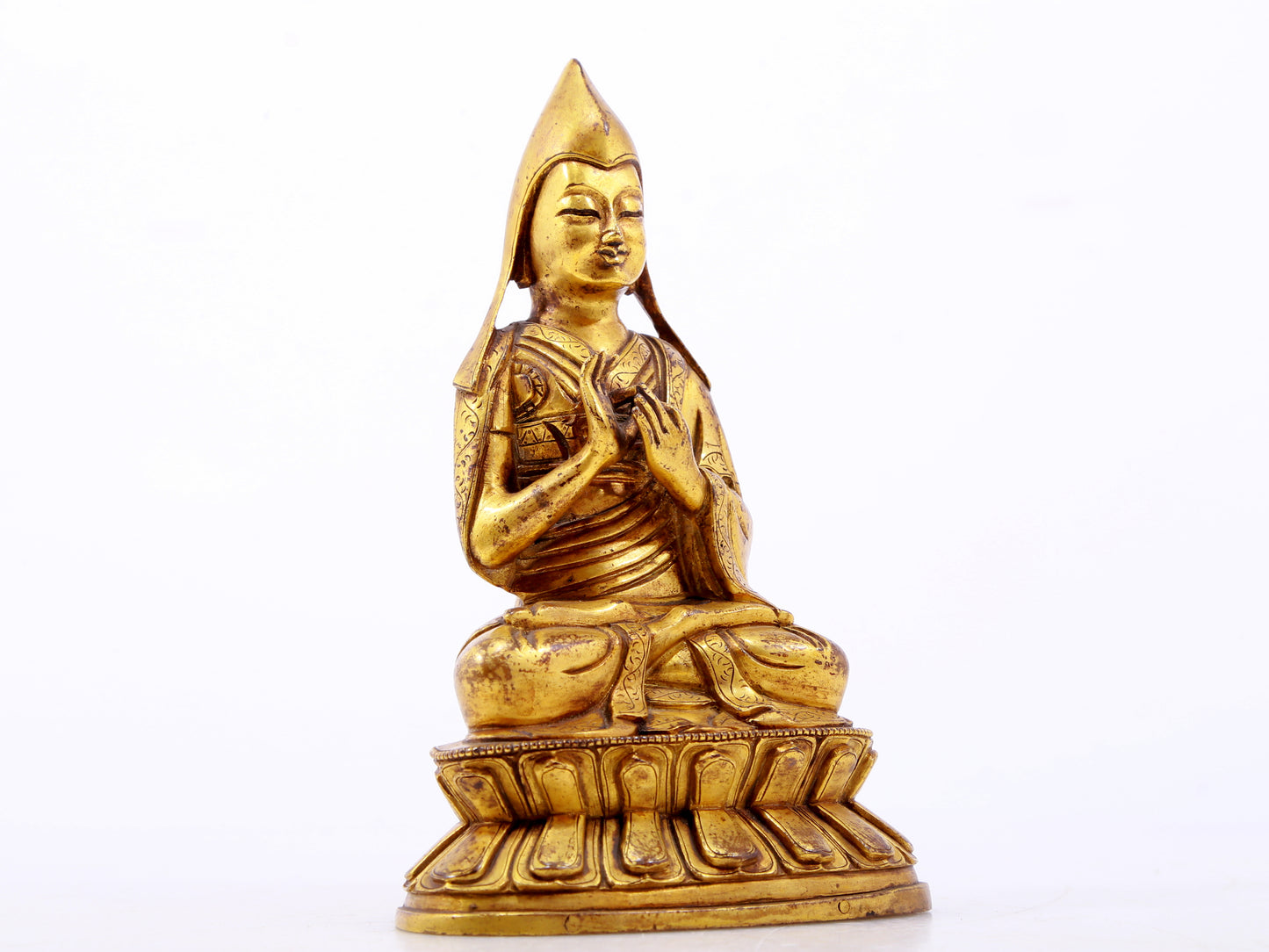 A serene gilt bronze statue of Tsongkhapa